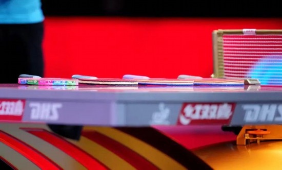 王楚欽的球拍為最右側(cè)那支。