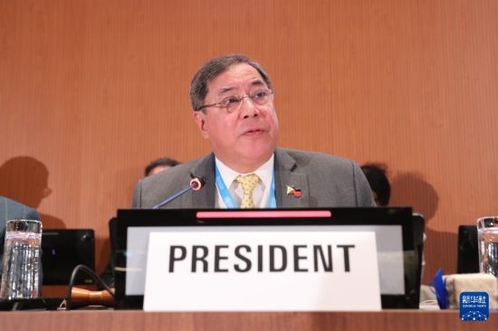 5月20日，在瑞士日內(nèi)瓦，第78屆世界衛(wèi)生大會(huì)主席赫爾博薩宣布審議通過(guò)“大流行協(xié)定”。新華社記者 杜哲宇 攝