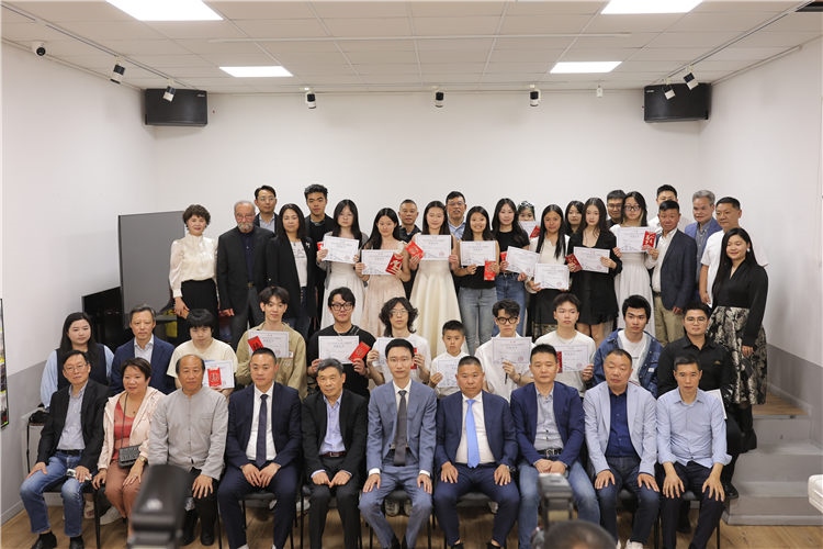 獲獎(jiǎng)?wù)吲c主辦方合影。主辦方供圖