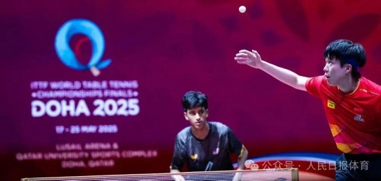 5月17日，王楚欽在比賽中發(fā)球。