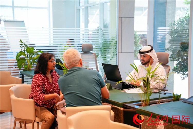 在阿治曼自由區(qū)一站式服務中心內(nèi)，工作人員為客商辦理業(yè)務。人民網(wǎng) 塔里克·易卜拉欣攝