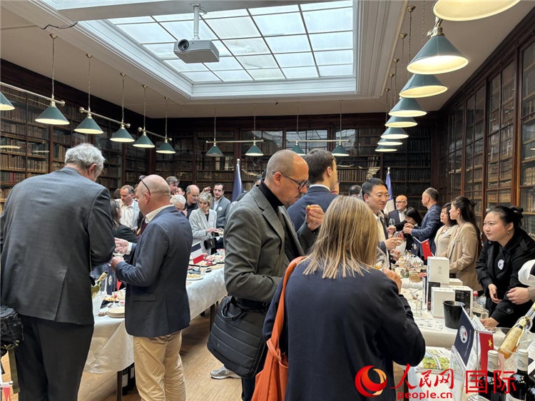 FIWA大獎賽獲獎酒及農(nóng)產(chǎn)品2025專業(yè)展暨中國云南—法國巴黎特色商品推介會現(xiàn)場。人民網(wǎng)記者 于超凡攝