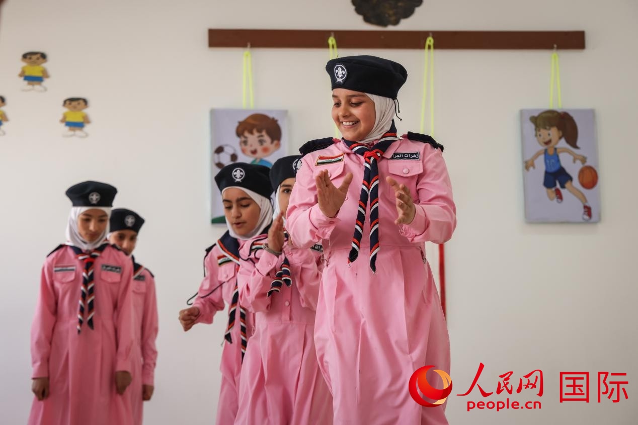 阿爾穆塔?阿里卡特國際學(xué)校的學(xué)生在展示課間活動。人民網(wǎng)記者 薛丹攝