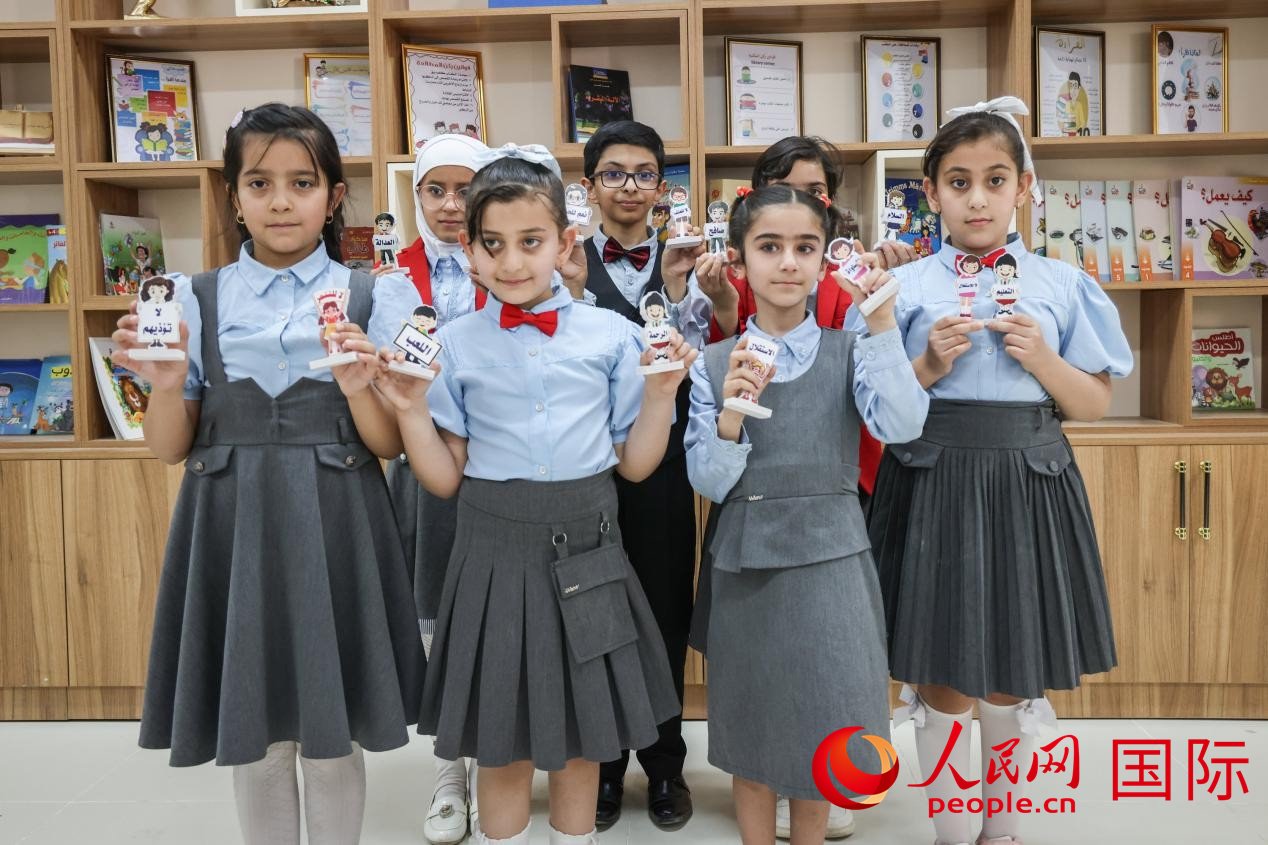 阿爾穆塔?阿里卡特國際學(xué)校的學(xué)生在圖書室上課。人民網(wǎng)記者 薛丹攝