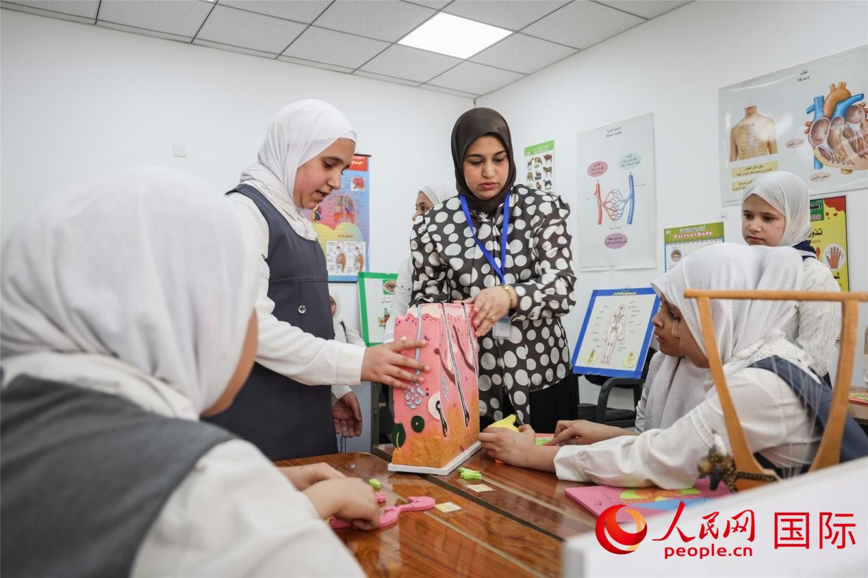 圖為阿爾·圖拉女子學(xué)校學(xué)生在上生物課。人民網(wǎng)記者 薛丹攝