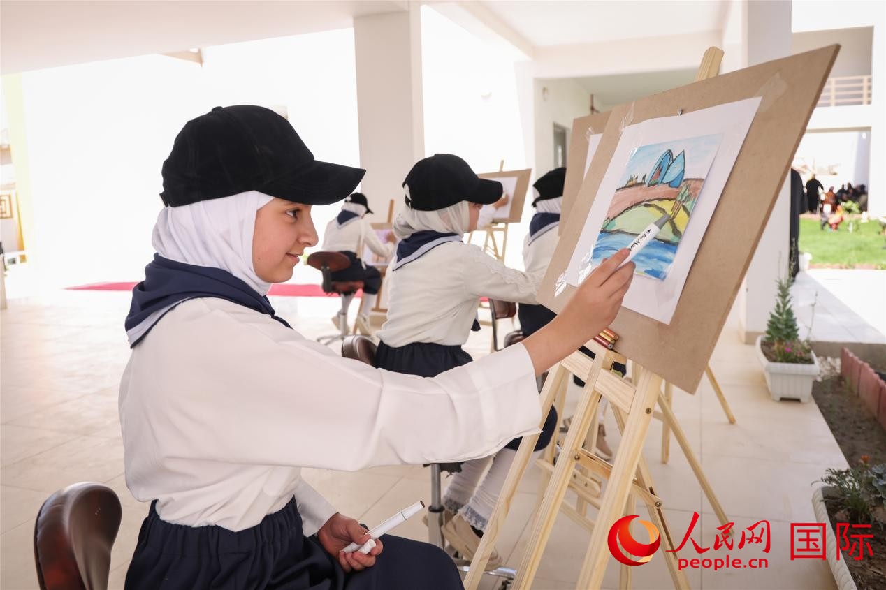 圖為阿爾·圖拉女子學(xué)校學(xué)生在上美術(shù)課。人民網(wǎng)記者 薛丹攝