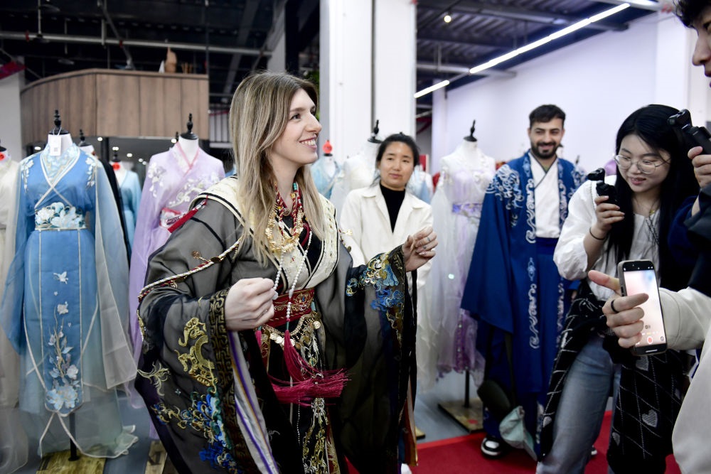 2025年4月8日，參加曹縣漢服文化節(jié)的意大利嘉賓卡米拉在試穿漢服。新華社記者郭緒雷 攝