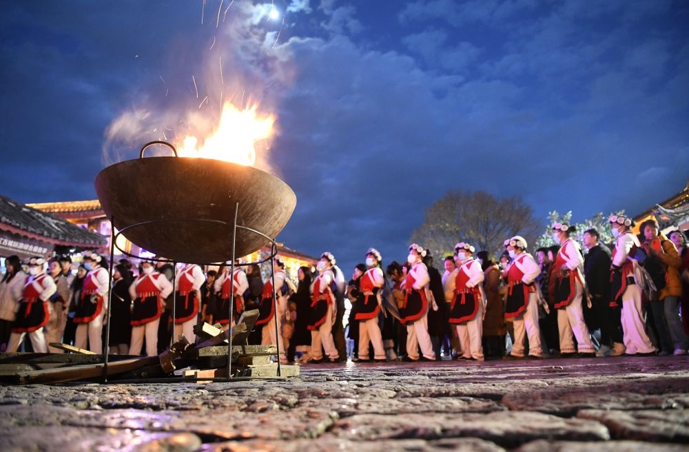 2025年1月11日，游客和居民在麗江古城打跳游玩。（趙慶祖攝）