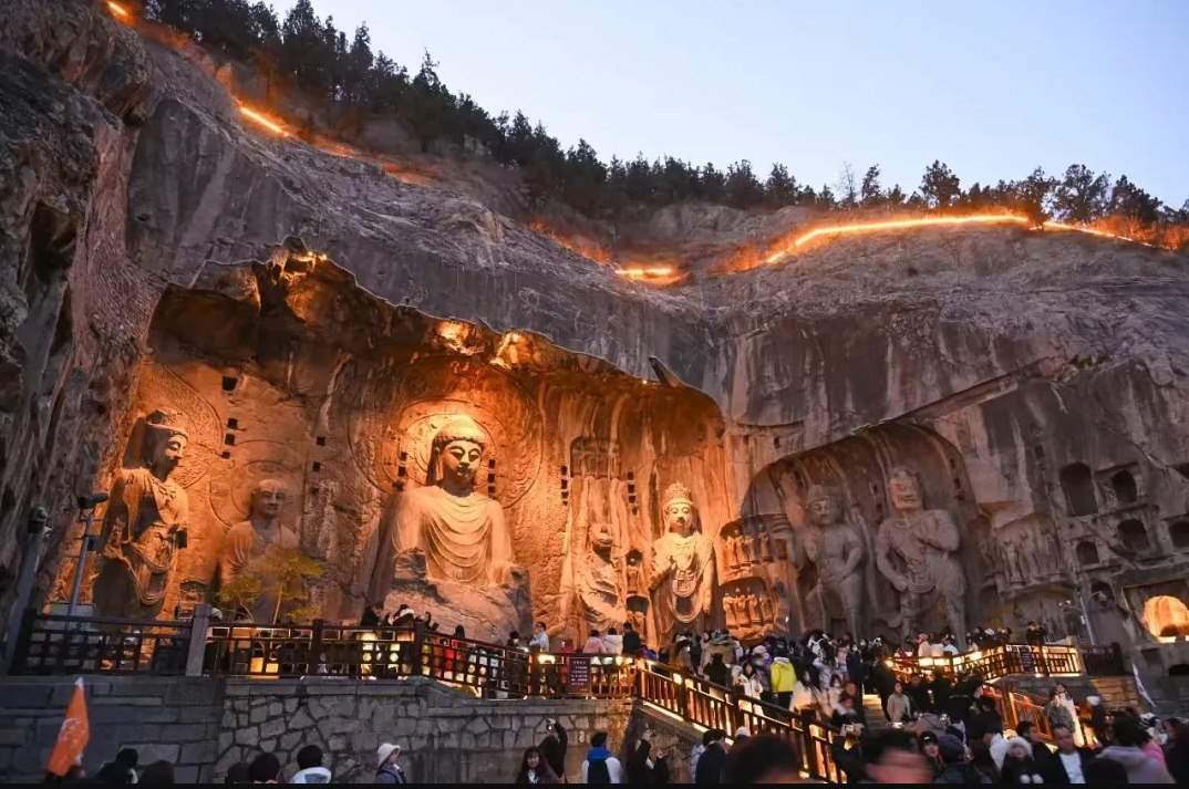 游客在龍門石窟參觀游覽。