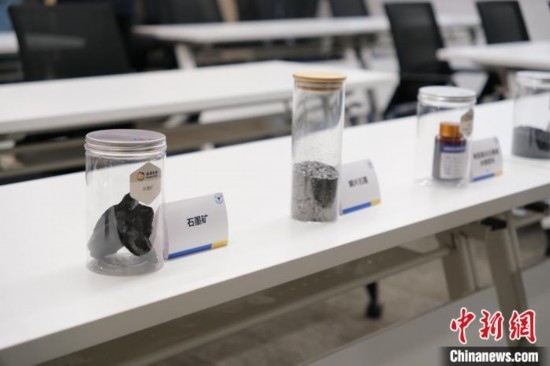 5月20日，浙大高分子科學(xué)與工程學(xué)系內(nèi)擺放著石墨礦等。 曹丹 攝