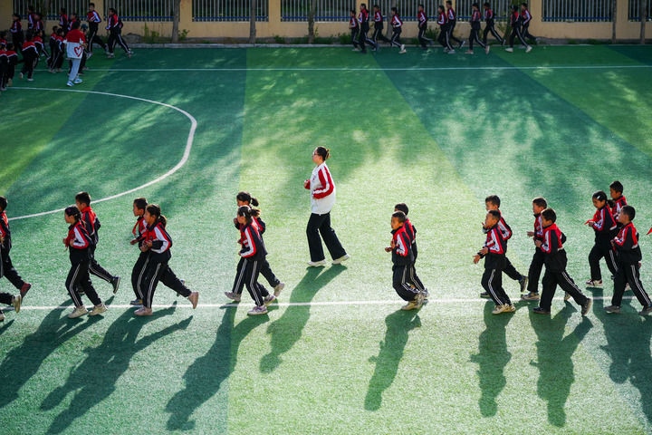 2025年4月24日，在新疆克州阿圖什市哈拉峻鄉(xiāng)謝依特小學(xué)，支教教師帶領(lǐng)學(xué)生晨跑。新華社記者 徐宏巖 攝