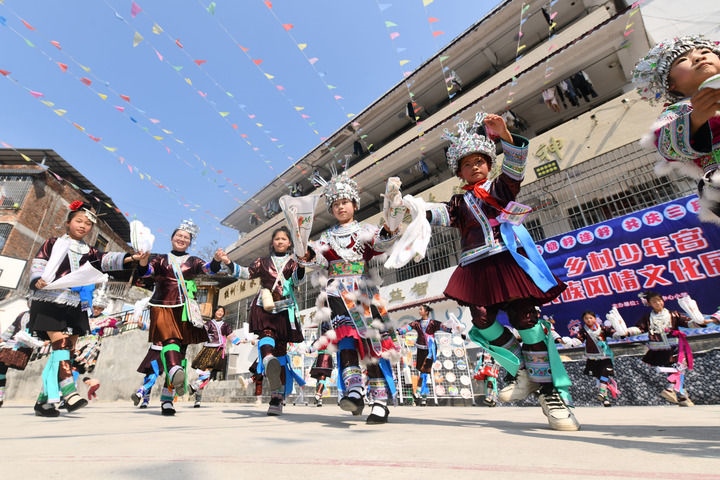 2025年3月25日，廣西柳州市融水苗族自治縣桿洞鄉(xiāng)中心小學(xué)學(xué)生在跳蘆笙踩堂舞。新華社記者 黃孝邦 攝
