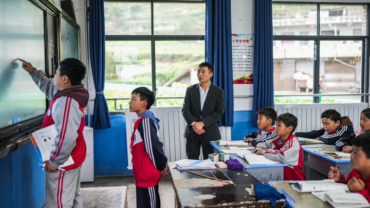 2024年11月21日，在地處烏蒙山區(qū)的貴州省六盤(pán)水市水城區(qū)亮巖小學(xué)，學(xué)生在供暖的教室內(nèi)學(xué)習(xí)。新華社記者 陶亮 攝