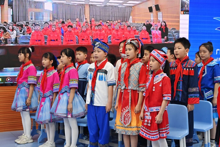 2025年3月28日，在“壯蒙一家親 共筑中國(guó)夢(mèng)”手拉手主題云隊(duì)會(huì)上，廣西南寧市濱湖路小學(xué)四（1）中隊(duì)隊(duì)員通過(guò)網(wǎng)絡(luò)和內(nèi)蒙古鄂爾多斯東勝區(qū)第十二小學(xué)四（9）中隊(duì)隊(duì)員一起唱《中國(guó)少年先鋒隊(duì)隊(duì)歌》。新華社記者 周華 攝