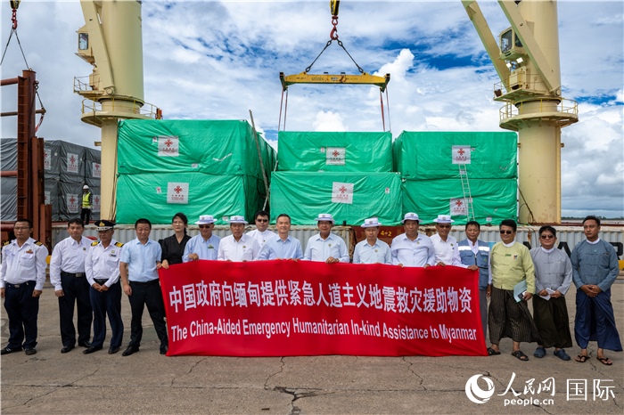5月25日，中國駐緬甸大使館參贊歐陽道冰、仰光省首席部長梭登及緬有關(guān)部門官員出席援緬第十五批緊急人道主義地震救災(zāi)物資交接儀式。人民網(wǎng)記者謝佳君攝