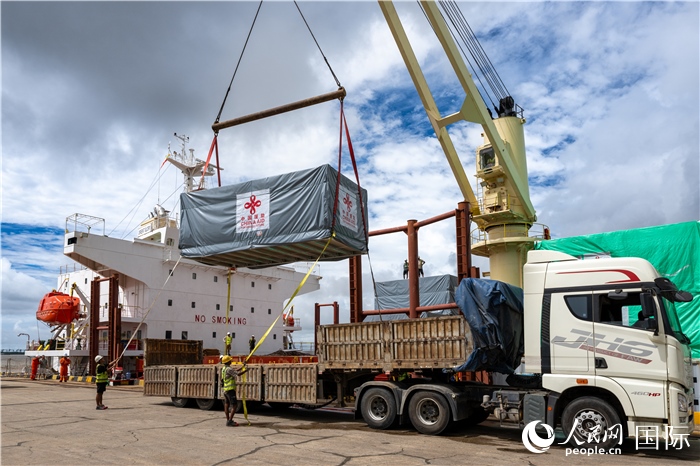 5月25日，當(dāng)?shù)毓と嗽诟劭趶呢涊喩闲遁d援緬第十五批緊急人道主義地震救災(zāi)物資。人民網(wǎng)記者謝佳君攝