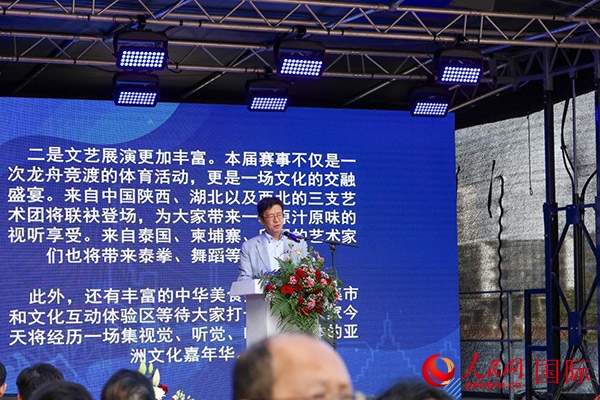 中國駐法蘭克?？傤I(lǐng)事黃昳揚在致辭中對龍舟賽表示熱烈祝賀。人民網(wǎng) 依琳攝