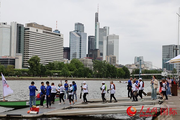 來自美國的快樂龍舟隊選手們正在登船準備參賽。人民網(wǎng)記者 劉仲華攝
