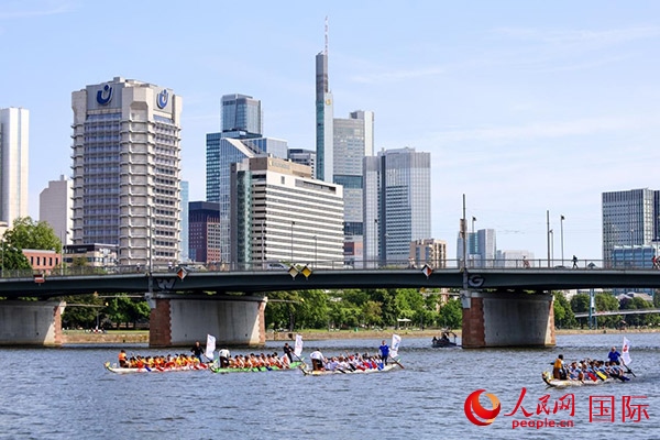 龍舟賽隊伍奮力揮槳、破浪前行。人民網(wǎng) 依琳攝