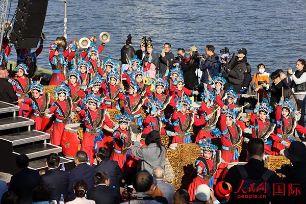 龍舟賽開幕式上，《楊家將戰(zhàn)鼓》演奏引爆全場。人民網(wǎng) 依琳攝