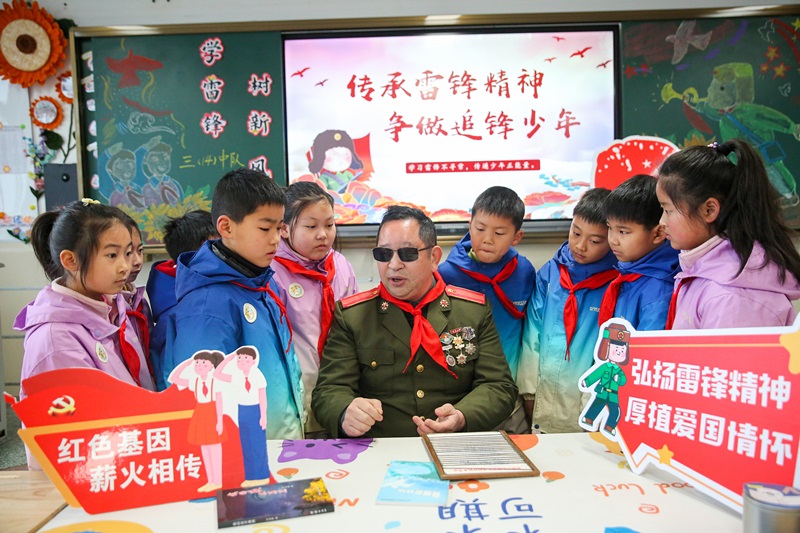 2025年3月3日，江蘇南通如皋市安定小學(xué)里，傷殘軍人許波銀在思政小課堂上向?qū)W生講述雷鋒故事。
