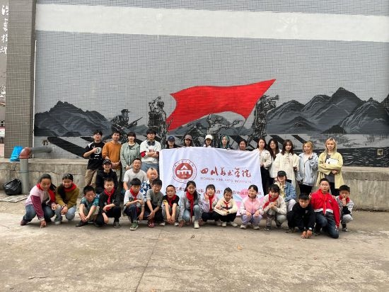 “行動(dòng)中的課堂：探尋茶馬古道紅色印記”工作坊與當(dāng)?shù)匦W(xué)生共同創(chuàng)作主題壁畫。