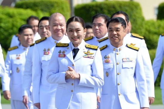 2024年9月7日，泰國總理佩通坦·欽那瓦（前中）及新一屆內(nèi)閣成員在位于首都曼谷的總理府與媒體見面。新華社發(fā)（拉亨攝）