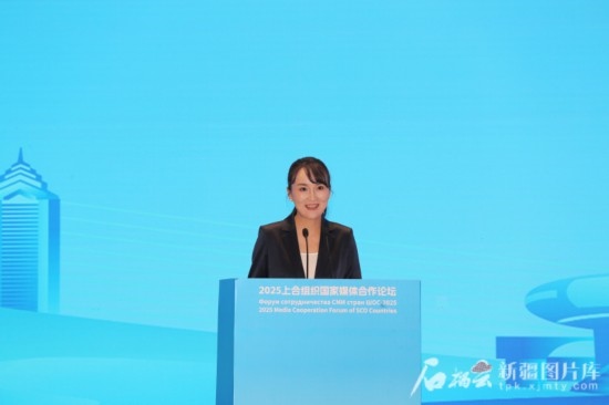 5月23日，在2025上合組織國家媒體合作論壇青年文化交流營活動中，人民日報社記者阿爾達克·塔巴拉克發(fā)言。石榴云/新疆日報記者 李雄心攝