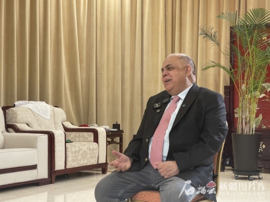 上合組織副秘書長索海爾·汗在專訪中。石榴云/新疆日報記者 劉翔攝