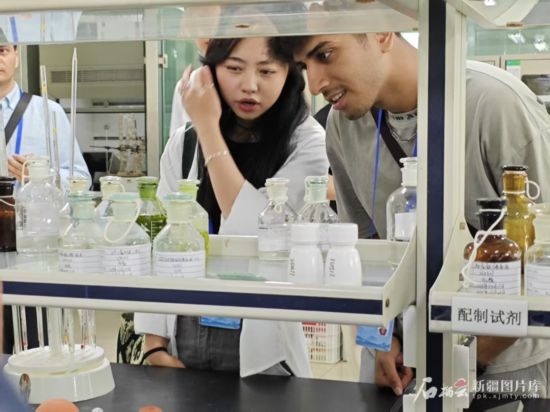 5月26日，2025上合組織國家媒體合作論壇嘉賓參觀新奇康藥業(yè)股份有限公司實驗室。石榴云/新疆日報記者 宋海波攝