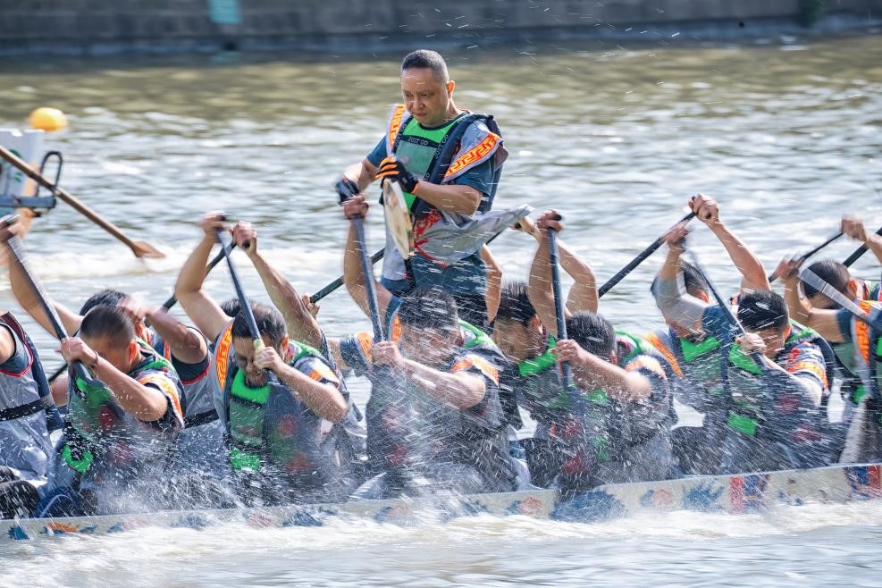 2025年5月27日，浙江寧波云龍鎮(zhèn)，首屆“我們的節(jié)日?端午看云龍”農(nóng)民龍舟邀請(qǐng)賽舉行。（圖片來(lái)源：視覺(jué)中國(guó)）
