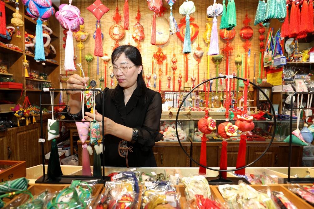 2025年5月25日，安徽省淮北市，非遺香包上貨架。（圖片來(lái)源：視覺(jué)中國(guó)）