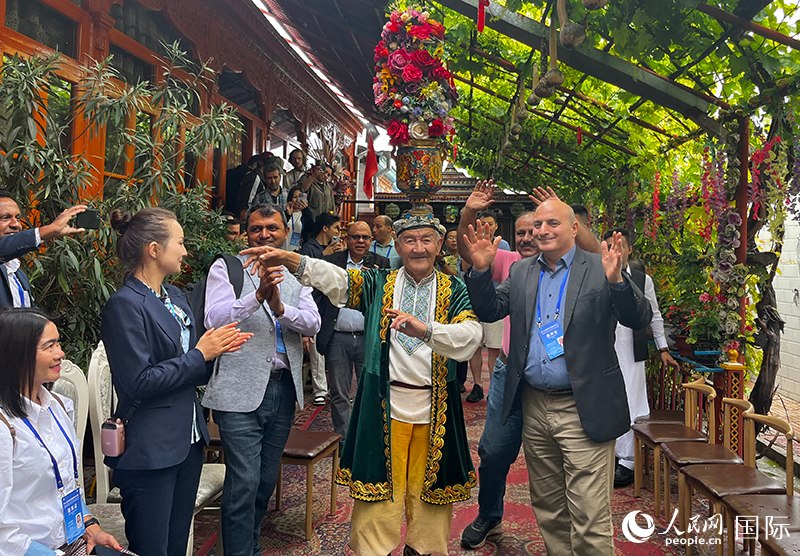 5月24日，外國媒體人在伊寧市喀贊其民俗旅游區(qū)參觀體驗。 人民網記者 翟轉麗攝