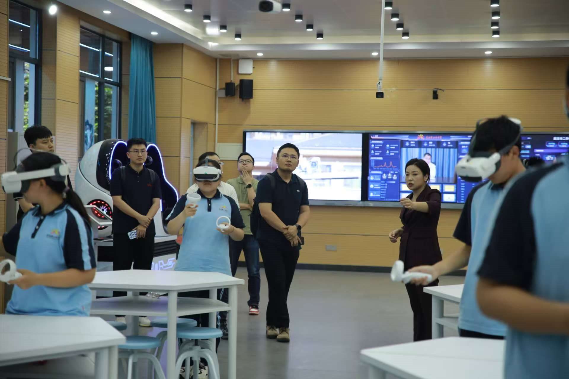 二橋中學(xué)學(xué)生在應(yīng)用VR設(shè)備學(xué)習(xí)。主辦方供圖