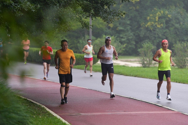 2024年7月14日，市民在北京中軸線延長線上的奧林匹克森林公園運動鍛煉。