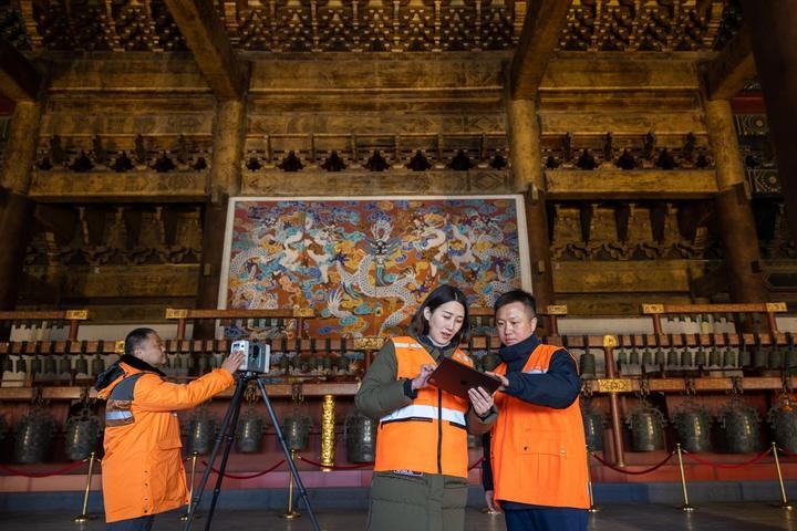 北京市測繪設(shè)計研究院團隊在太廟測繪（2023年2月19日攝）。2020年9月起，北京市測繪設(shè)計研究院的技術(shù)團隊開展了北京中軸線遺產(chǎn)點實地測繪，從文物保護、環(huán)境整治、文物騰退等方面為北京中軸線申遺提供空間數(shù)據(jù)底板。