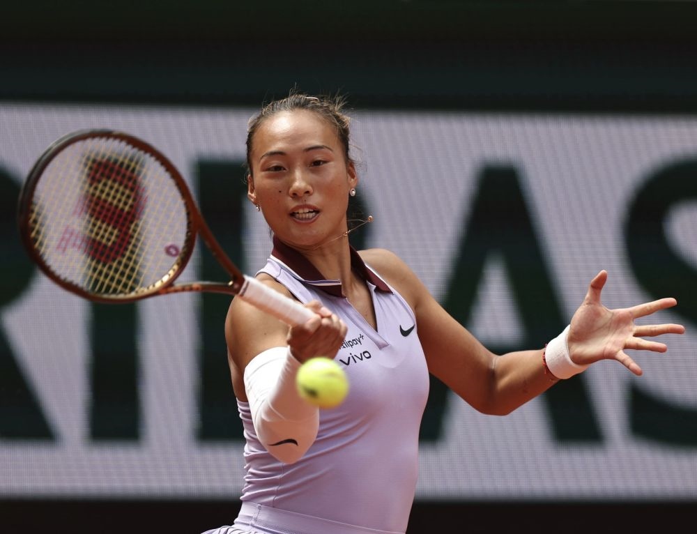 6月1日，鄭欽文在比賽中回球。新華社記者 李京 攝