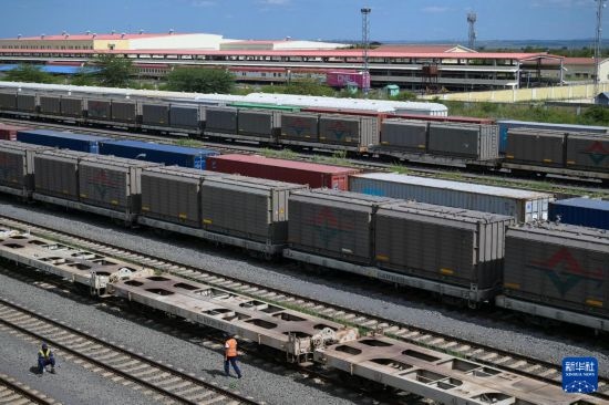 5月31日，在蒙內(nèi)鐵路內(nèi)羅畢站到發(fā)場，鐵路工人在鐵道旁巡檢。新華社記者 楊光 攝