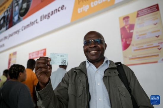 5月31日，在蒙內(nèi)鐵路內(nèi)羅畢站，一名前往蒙巴薩的乘客展示車票。新華社記者 楊光 攝