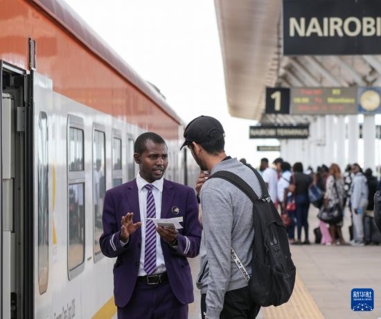 5月31日，在蒙內(nèi)鐵路內(nèi)羅畢站，乘務(wù)員為乘客檢票。新華社記者 李亞輝 攝
