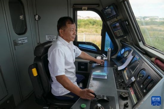 5月31日，在蒙內(nèi)鐵路內(nèi)羅畢站，機(jī)車駕駛員蔣立平在即將開往蒙巴薩的E2次列車上進(jìn)行準(zhǔn)備工作。新華社記者 楊光 攝