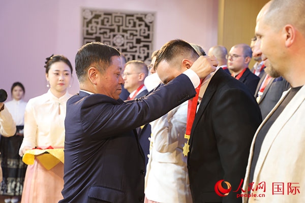 中國駐俄羅斯大使張漢暉為獲獎?wù)哳C獎。人民網(wǎng)記者 肖新新攝