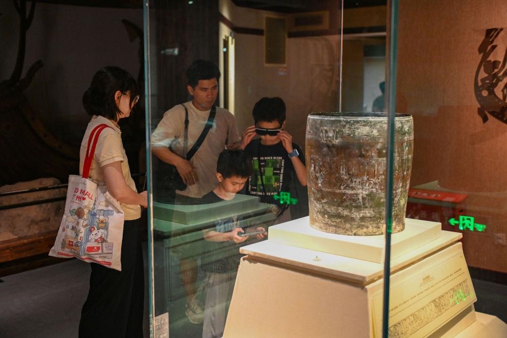 △2025年5月18日，游客在廣東廣州南越王博物院（王墓展區(qū)）體驗(yàn)AR眼鏡智慧導(dǎo)覽服務(wù)。