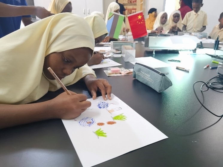 學(xué)生踴躍參與繪畫活動(dòng)。施亮攝