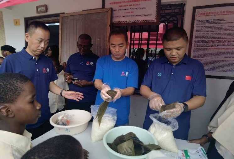 中方專家示范包粽子。施亮攝