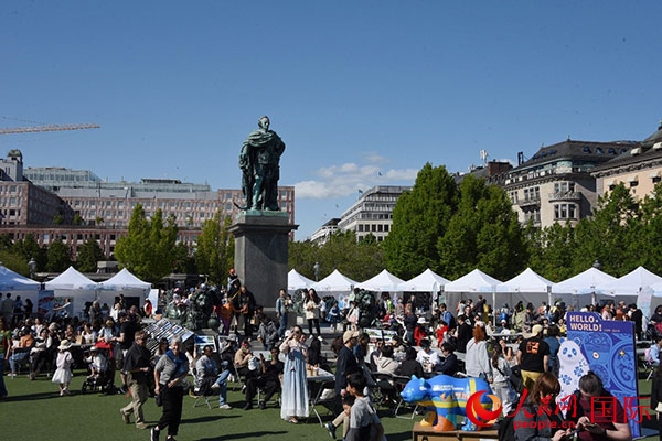 “你好！中國”端午游園會在斯德哥爾摩國王花園廣場舉辦。人民網(wǎng)記者 殷淼攝