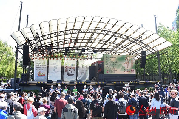 中瑞民眾歡聚國王花園廣場共慶端午佳節(jié)。人民網(wǎng)記者 殷淼攝