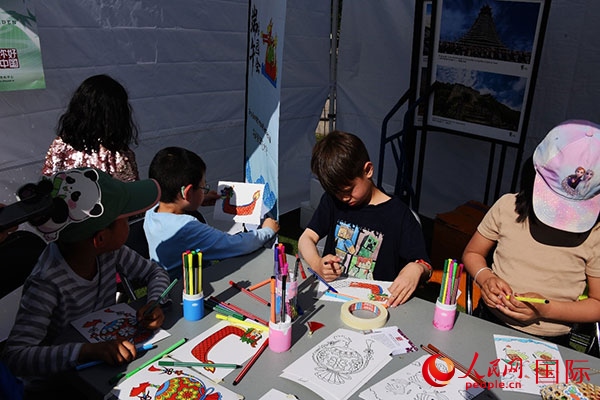 端午文化體驗—龍舟圖片填色。人民網(wǎng)記者 殷淼攝