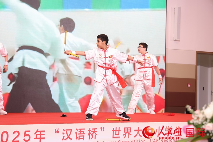 雙節(jié)棍表演。人民網(wǎng)記者任皓宇攝