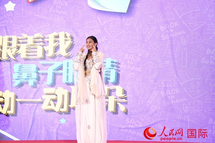 演唱中文歌曲。人民網(wǎng)記者任皓宇攝